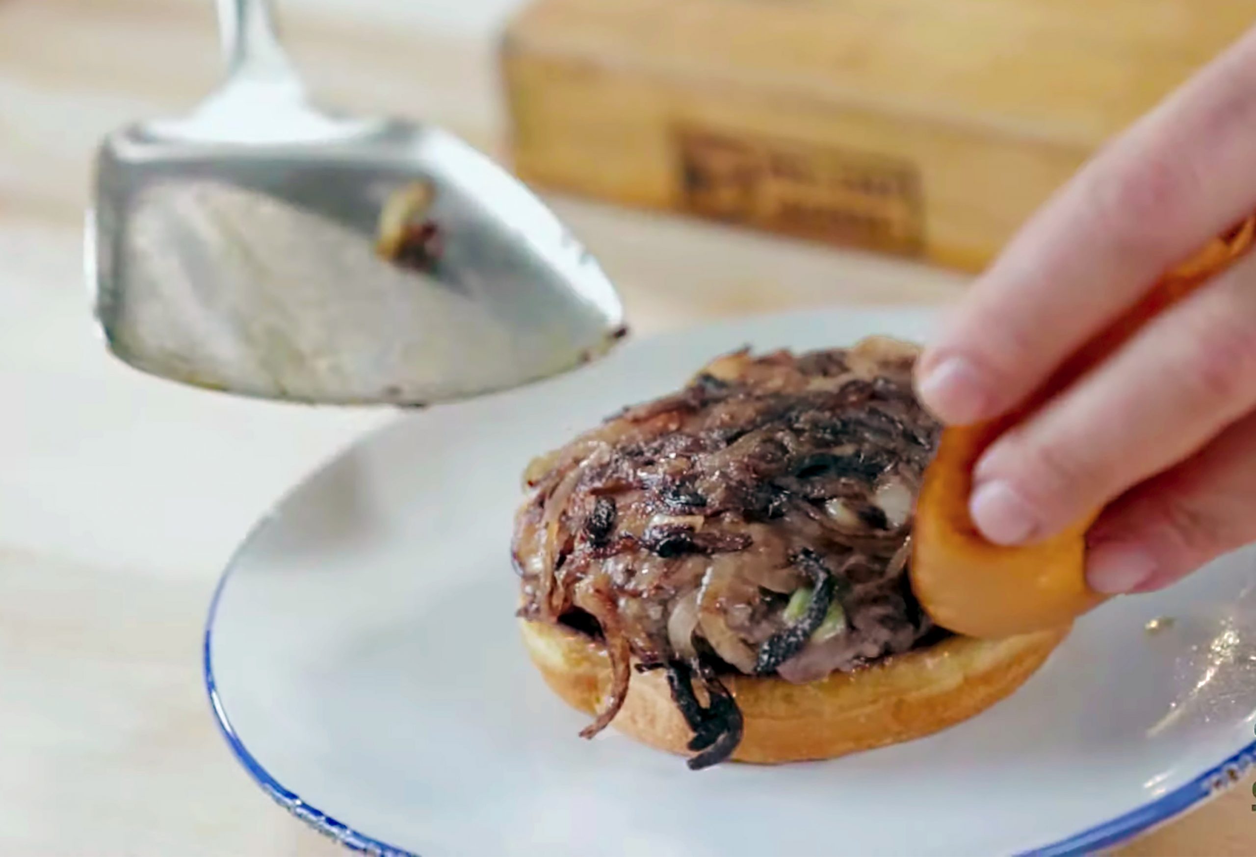 Grill Perfect Burger Onions: A Guide to Slicing, Seasoning & Methods