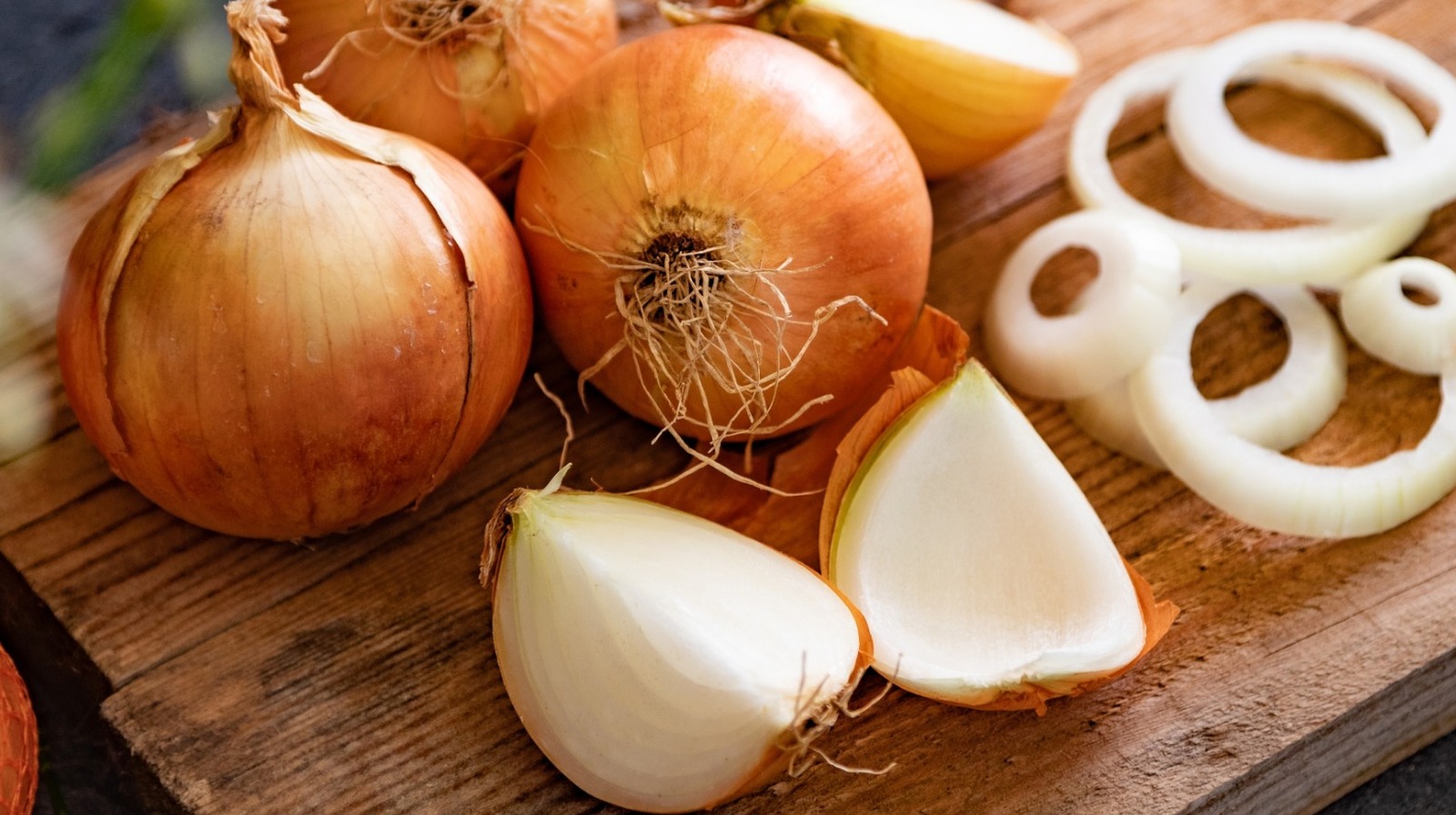 Yellow, Red or White: Selecting the Best Onions for Your Burgers